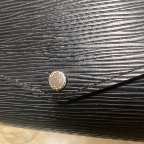 LOUIS VUITTON Epi Portefeuille Sarah Wallet in Black - Picture 4 of 17